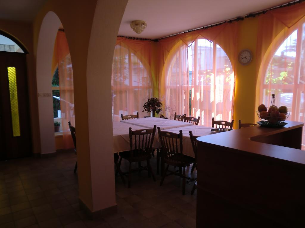 Guest House Sandra Rab Town Exterior photo
