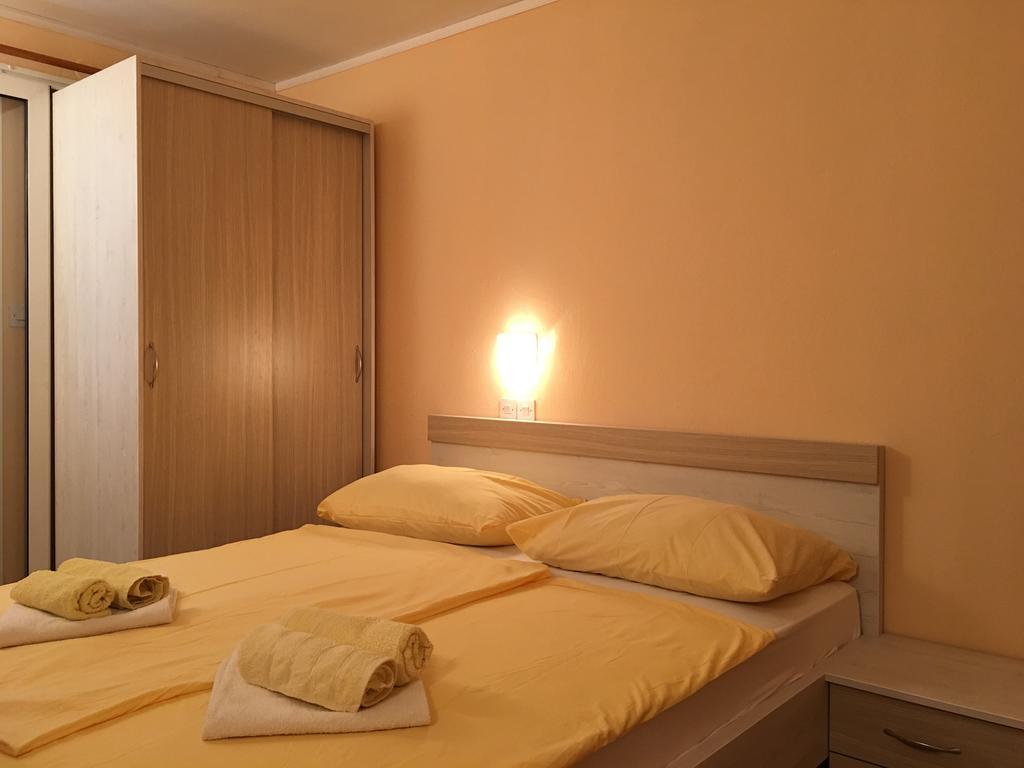 Guest House Sandra Rab Town Exterior photo