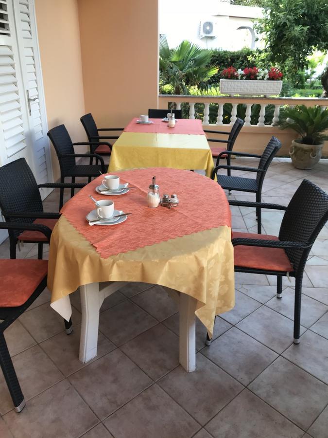 Guest House Sandra Rab Town Exterior photo